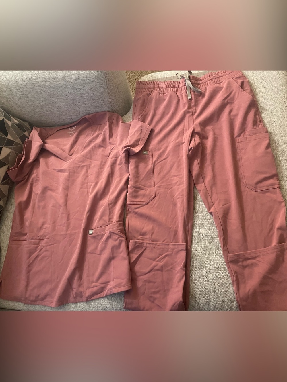 Women's V-Neck Scrub Top & Jogger Set in Dusty Rose never worn tags got thrown